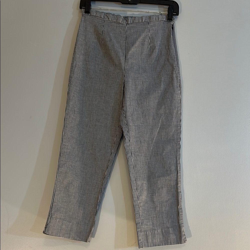 EUC Territories Black and White Checkered capri pants size 8